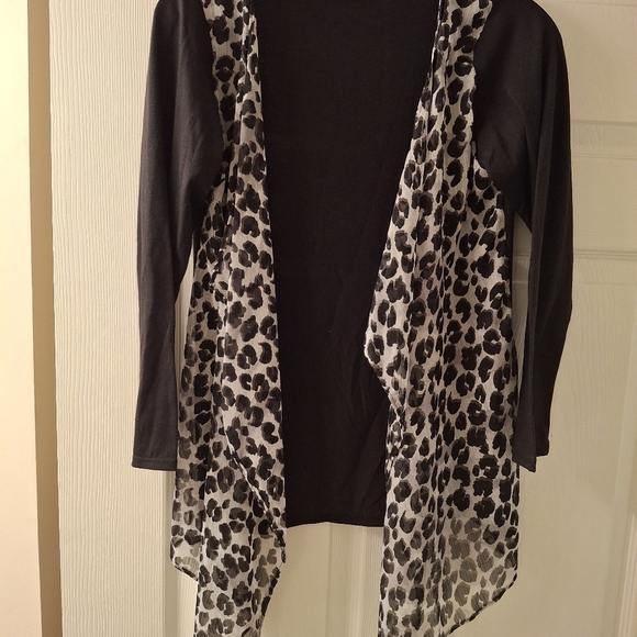 Black&white button-down blouse  - Eden & Olivia- size Small - Picture 2 of 5